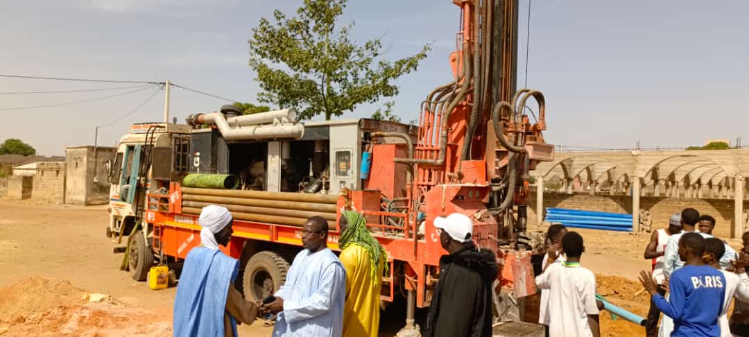 La fondation Thierno Wolle Ndiaye offre un forage à Ainoumady